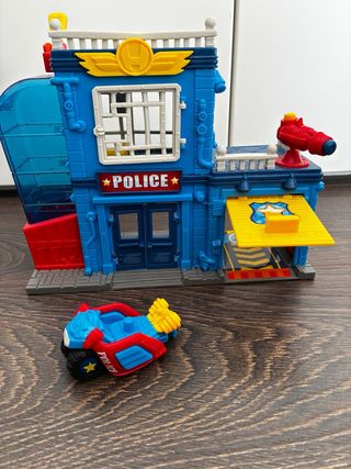 Comisaría Superzings con Moto