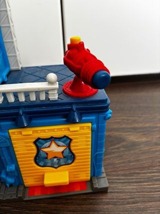 Comisaría Superzings con Moto