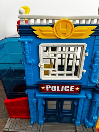 Comisaría Superzings con Moto