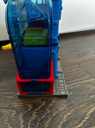 Comisaría Superzings con Moto