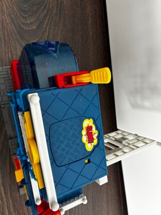 Comisaría Superzings con Moto