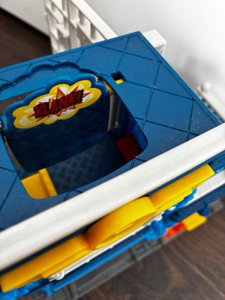 Comisaría Superzings con Moto