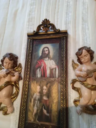 Retablo de madera con figuras religiosas