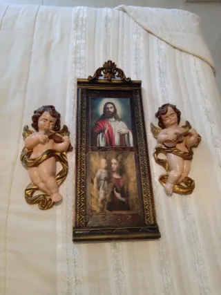 Retablo de madera con figuras religiosas