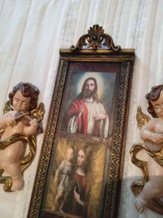 Retablo de madera con figuras religiosas