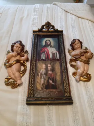 Retablo de madera con figuras religiosas