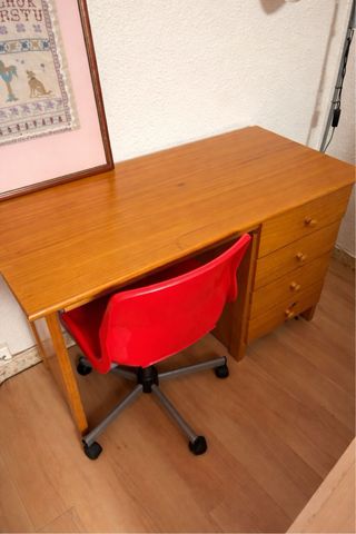 Cama y escritorio de madera