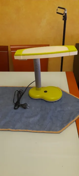 Lámpara de escritorio moderna verde y blanca