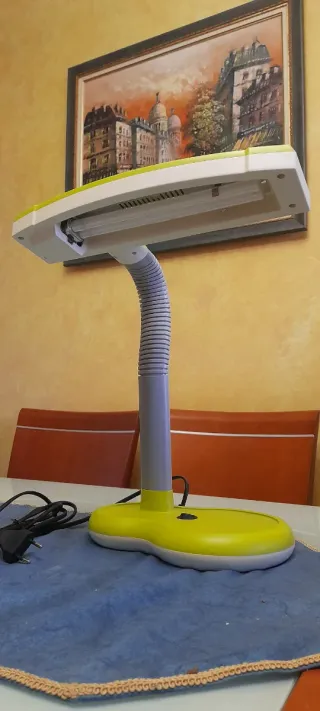 Lámpara de escritorio moderna verde y blanca