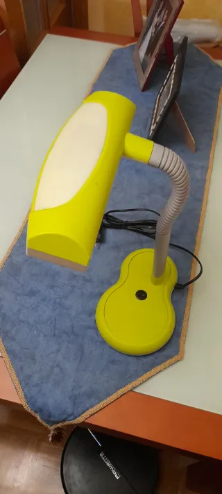 Lámpara de escritorio moderna verde y blanca