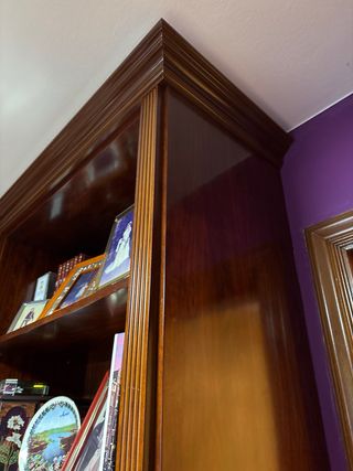 Mueble de madera con vitrina