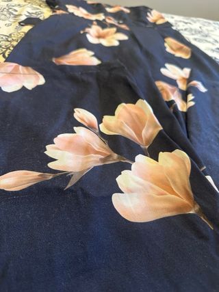 Mono azul con flores rosas