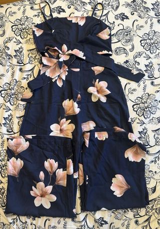 Mono azul con flores rosas