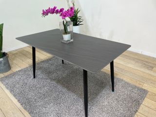 Mesa de Comedor de Superficie Lisa con Patas Metálicas