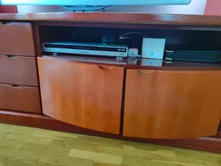 Mueble de salón madera y cristal