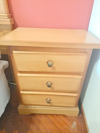 Cómoda de madera con 3 cajones. Dos mesillas.