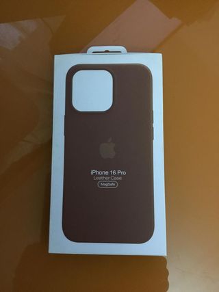 Funda iPhone 16 Pro Piel + MagSafe + Cargador