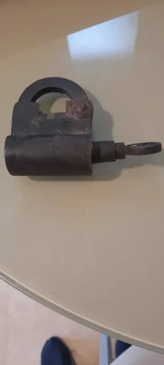 Candado antiguo con llave