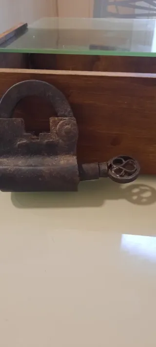 Candado antiguo con llave