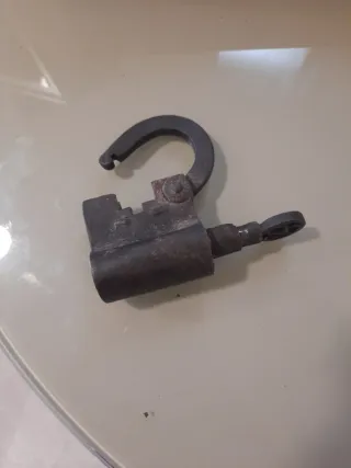 Candado antiguo con llave
