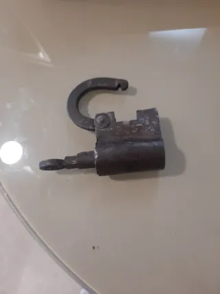 Candado antiguo con llave