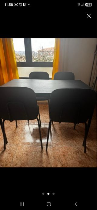 Mesa de comedor negra con 4 sillas