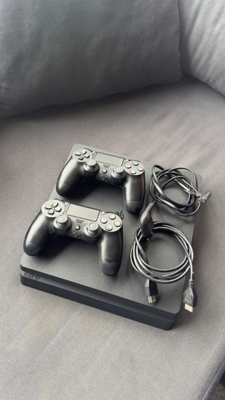 PS4 (Playstation 4) con 2 mandos.