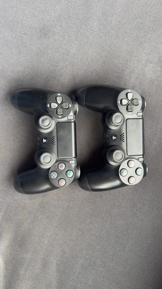 PS4 (Playstation 4) con 2 mandos.