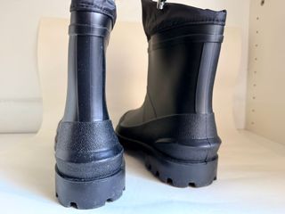 Botas de agua negras para lluvia