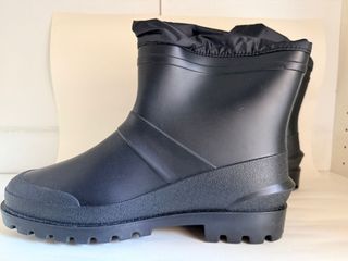 Botas de agua negras para lluvia