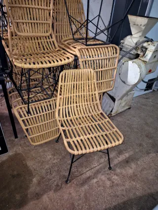 Sillas de ratán con patas metálicas