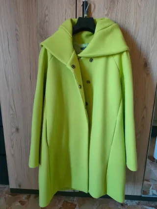 Cappotto verde lime con collo ampio