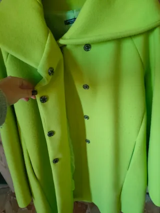Cappotto verde lime con collo ampio