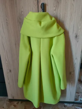 Cappotto verde lime con collo ampio