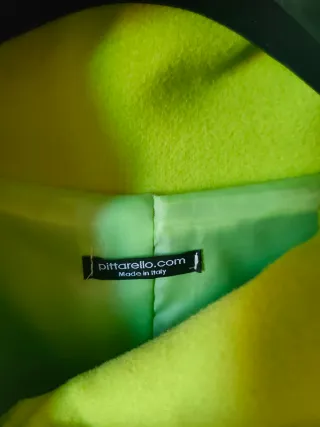 Cappotto verde lime con collo ampio