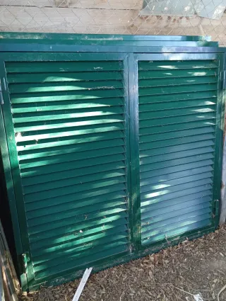 Persianas abatibles de hierro verde