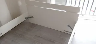 Cama individual blanca con cajones