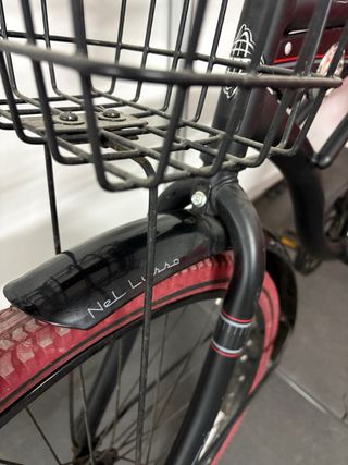Bicicleta Cruiser Negra con Canasta