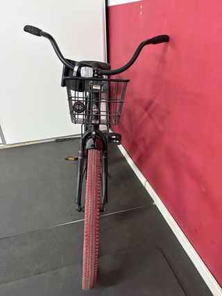 Bicicleta Cruiser Negra con Canasta