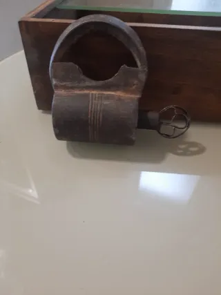 Candado antiguo de metal