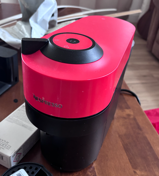 Cafetera Nespresso Vertuo Roja