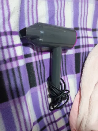 Secador de pelo gris y rosa