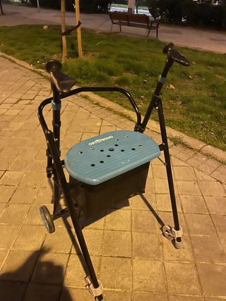 Andador Ortopédico con Asiento y Frenos
