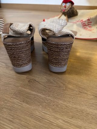 Sandalias cuña beige y negro
