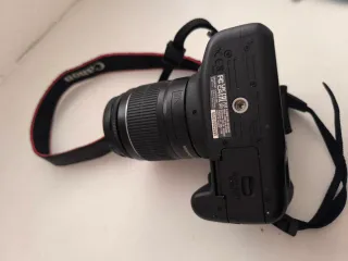 Cámara Canon EOS 2000D con accesorios