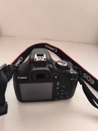 Cámara Canon EOS 2000D con accesorios