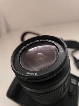 Cámara Canon EOS 2000D con accesorios