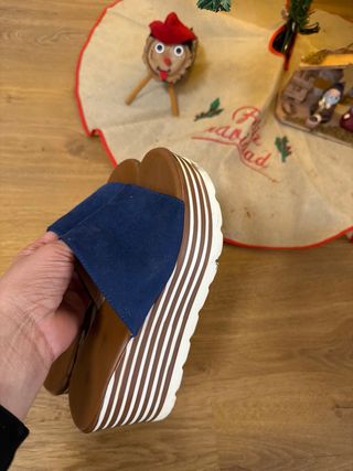 Sandalias cuña Flydos azul y marrón