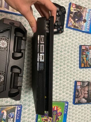 PS4 (PlayStation 4) con mando y juegos