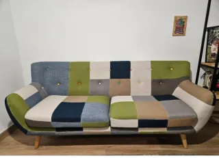 Sofá de tela patchwork con patas de madera